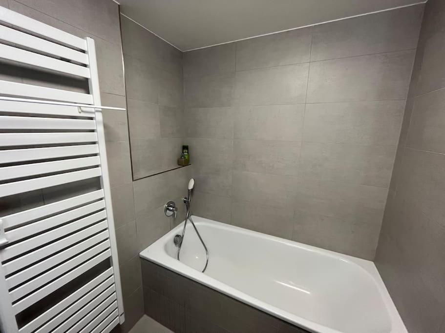 Modern Apartment • Garden • Near The City Center Praha Bagian luar foto